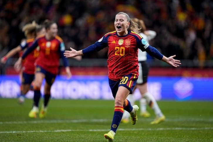 Claudia Pina celebra uno de los goles.