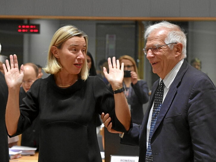 Mogherini y Borrell, conversando en julio de 2019.