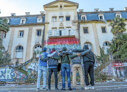 Marokotik eta Aljeriatik Donostiara etorritako gazteak, hustuko duten Martuteneko eraikinaren parean.