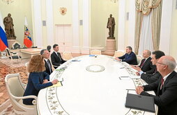 La delegación de EEUU, encabezada por Steve Witkoff y Jared Kushner, con Vladimir Putin y representantes del Kremlin.