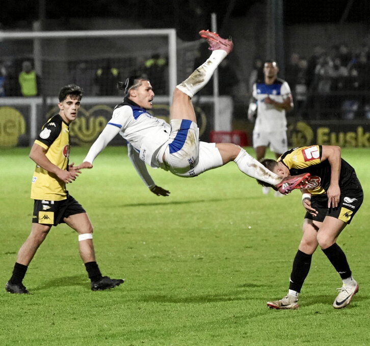 Postura acrobática de Yusi ante un jugador del Portugalete.