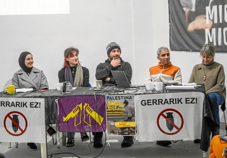 Rae, una de las traductoras, Awad, Kattel y otra de las traductoras, durante la charla.