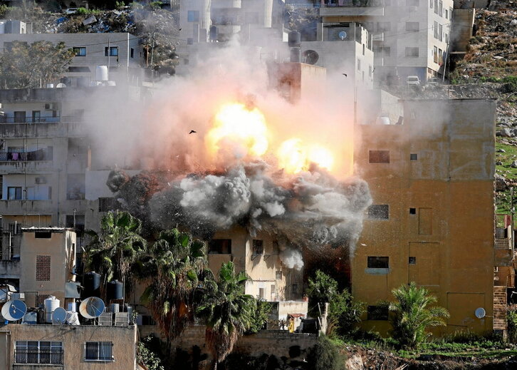 Voladura de la casa de Abdul Karim Snubar, ayer, en Nablus.
