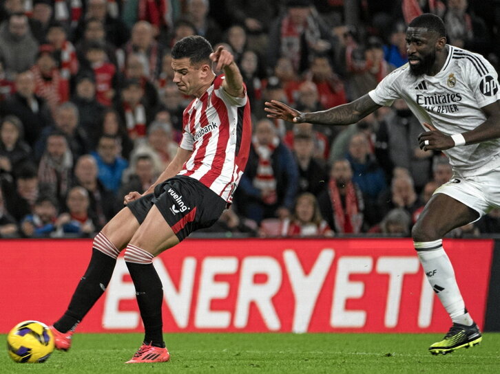 Guruzetaren jaurtiketa bat pasa den sasoiko partidan.