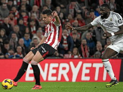 Guruzetaren jaurtiketa bat pasa den sasoiko partidan.