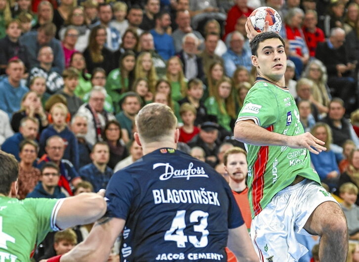 Julen Mujika, atzo, Flensburgen aurka.