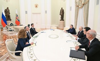 La delegación de EEUU, encabezada por Steve Witkoff y Jared Kushner, con Vladimir Putin y representantes del Kremlin.