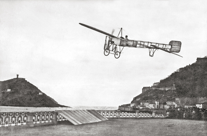 Una vioneta sobrevolando la playa de la Concha.