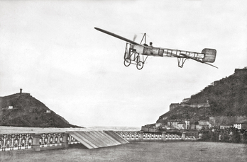 Una vioneta sobrevolando la playa de la Concha.