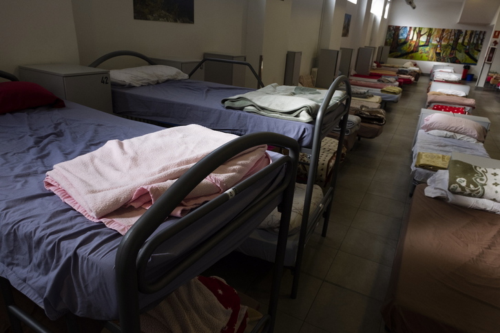 Servicio de camas para gente en riesgo de exclusión en Cáritas Donostia.