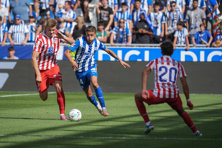 Tenaglia conduce el balón en el encuentro de esta temporada frente al Atlético de Madrid.