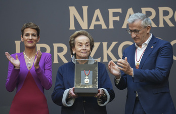 Amparo Lusarreta, viuda de Manuel Torres, muestra la Medalla de Oro.