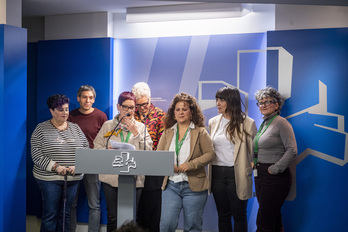 Víctimas de la violencia machista junto a parlamentarios en la Cámara de Gasteiz.