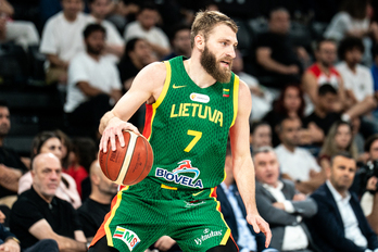 Gytis Radzevicius, con la camiseta de Lituania.