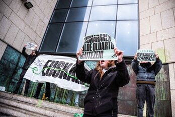 Ernaiko gazteek euskararen aldeko ekimena egin dute asteazken honetan.