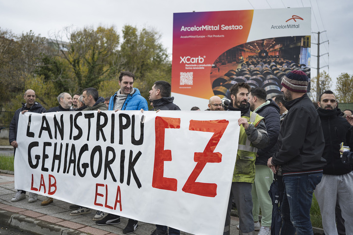 Langileek elkarretaratzea egin dute enpresaren atarian.