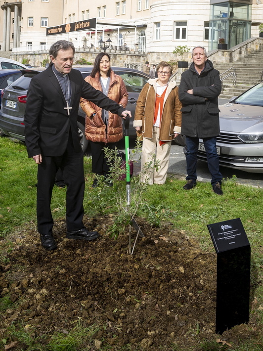 El obispo de Bilbo, Joseba Segura, plantó un olivo en Derio en 2024 como gesto hacia las víctimas de abusos por parte de la Iglesia.