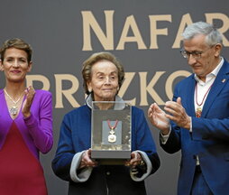 La viuda de Torres muestra el premio.