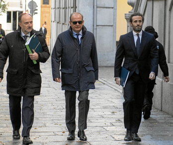 Pelegrini (centro) a su llegada al TS.