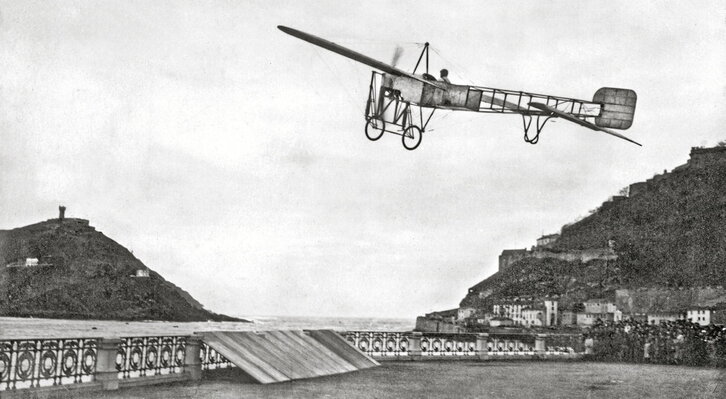 Una vioneta sobrevolando la playa de la Concha.