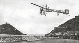 Una vioneta sobrevolando la playa de la Concha.
