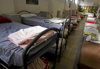 Servicio de camas para gente en riesgo de exclusión en Cáritas Donostia.