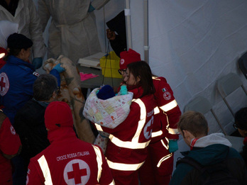 Un bebé entre los desembarcados en el puerto italiano desde el Aita Mari.