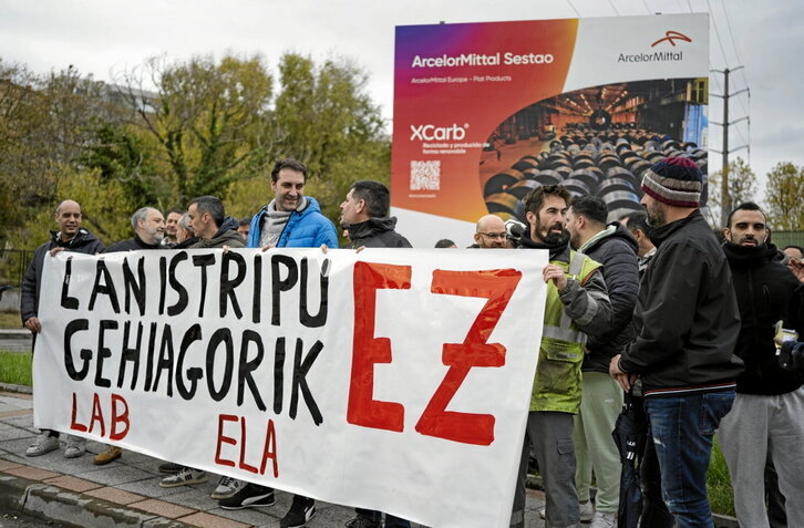 Langileek elkarretaratzea egin zuten enpresaren atarian.