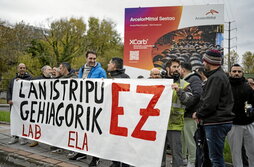 Langileek elkarretaratzea egin zuten enpresaren atarian.