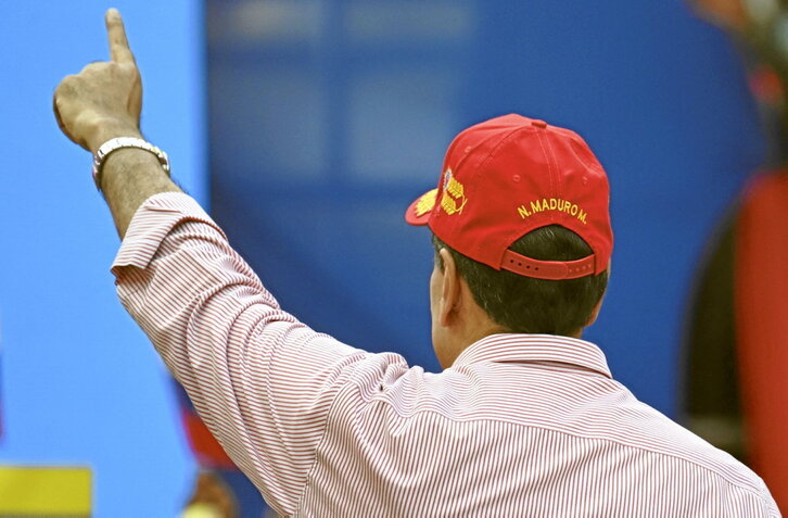 Nicolás Maduro saluda a sus seguidores durante un mitin en Caracas el 1 de diciembre de 2025.