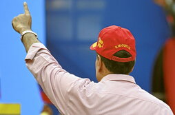 Nicolás Maduro saluda a sus seguidores durante un mitin en Caracas el 1 de diciembre de 2025.