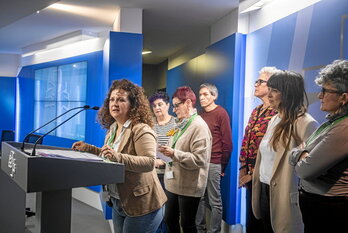 Integrantes de la red de asociaciones de mujeres víctimas y sobrevivientes de violencias machistas comparecieron ante los medios junto a parlamentarios.