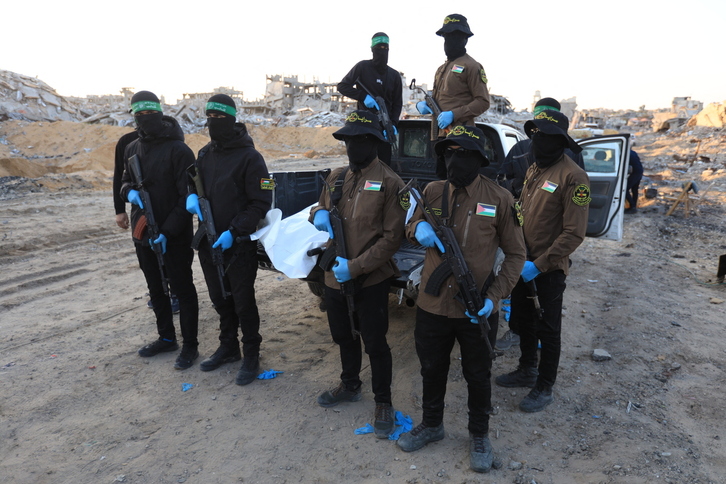 Milicianos de Hamas y la Yihad Islámica transportan el cuerpo de un prisionero en Beit Lahia. 