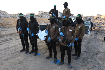 Milicianos de Hamas y la Yihad Islámica transportan el cuerpo de un prisionero en Beit Lahia. 
