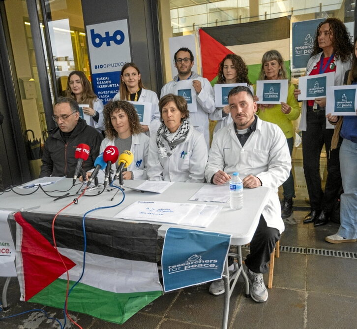 Comparecencia de Researches for Peace, en Donostia.