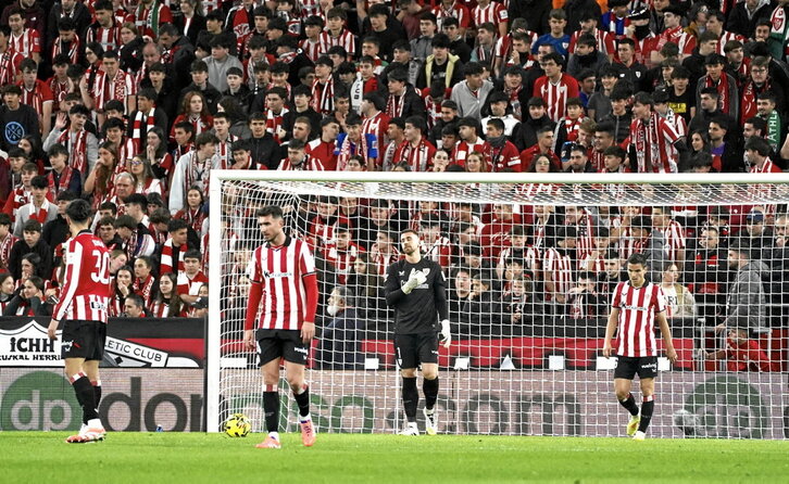 Varios jugadores del Athletic, cabizbajos tras recibir el primer gol a los seis minutos de encuentro.