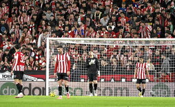 Varios jugadores del Athletic, cabizbajos tras recibir el primer gol a los seis minutos de encuentro.