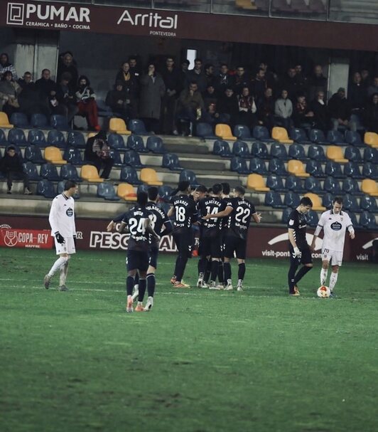 Los jugadores del Eibar celebran uno de los tres goles ante el Pontevedra.