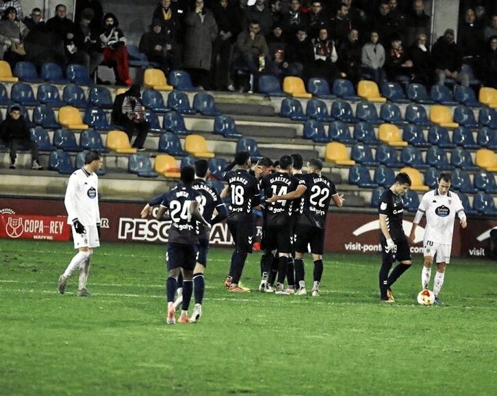 Los azulgranas celebran el gol de Martón, que adelantaba a su equipo en la primera parte.