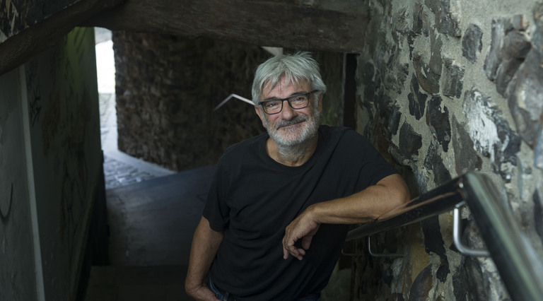 Tuma Murugarrenek 11. diskoa atera du.