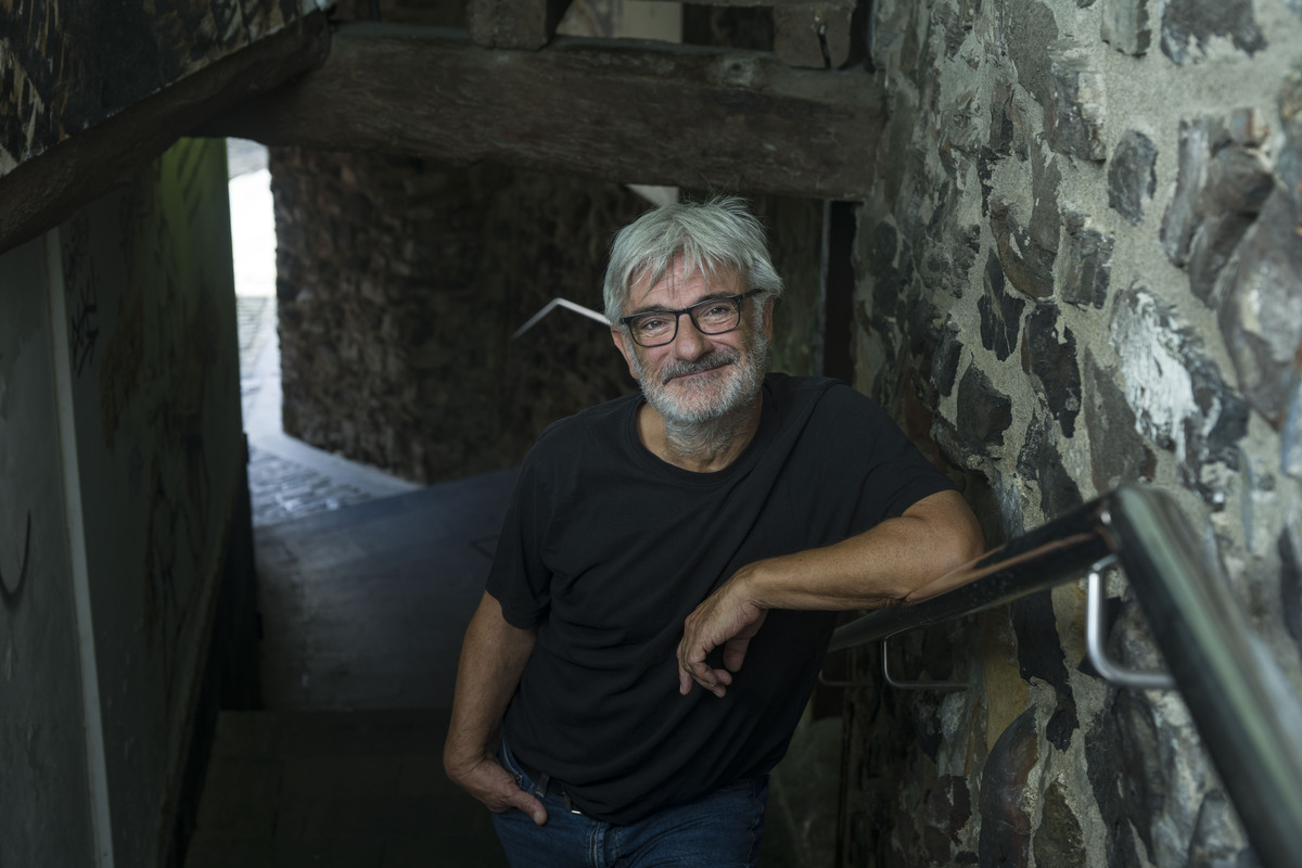 Tuma Murugarrenek 11. diskoa atera du.