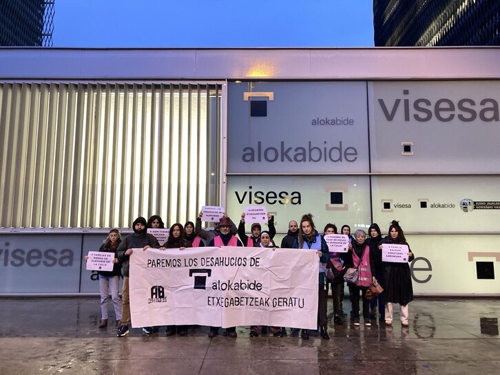 Concentración organizada por Auzoan Bizi ante la sede de Alokabide en Gasteiz.