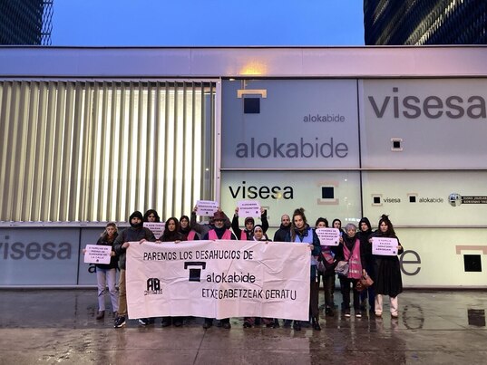Concentración organizada por Auzoan Bizi ante la sede de Alokabide en Gasteiz.