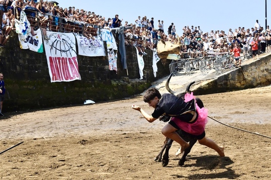 Sokamuturra en el Puerto Viejo de Algorta.