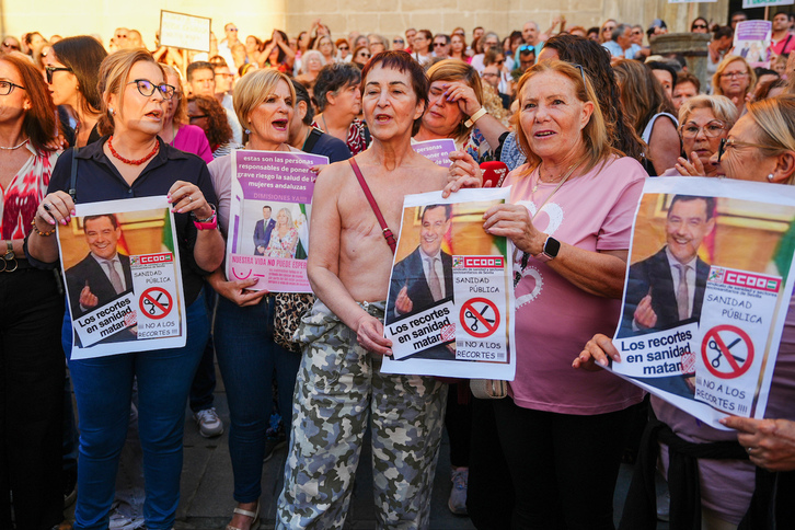 Protesta de mujeres afectadas ante la sede del SAS en Sevilla.