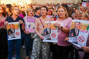 Protesta de mujeres afectadas ante la sede del SAS en Sevilla.