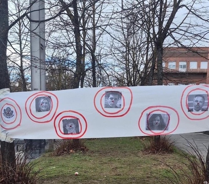 Gasteizen agertu den pankarta.