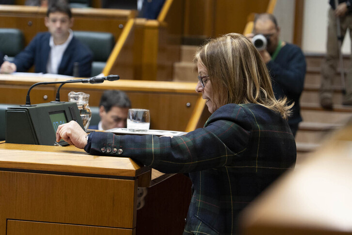 La parlamentaria del PSE Miren Gallastegi ha tenido un difícil papel en este punto.