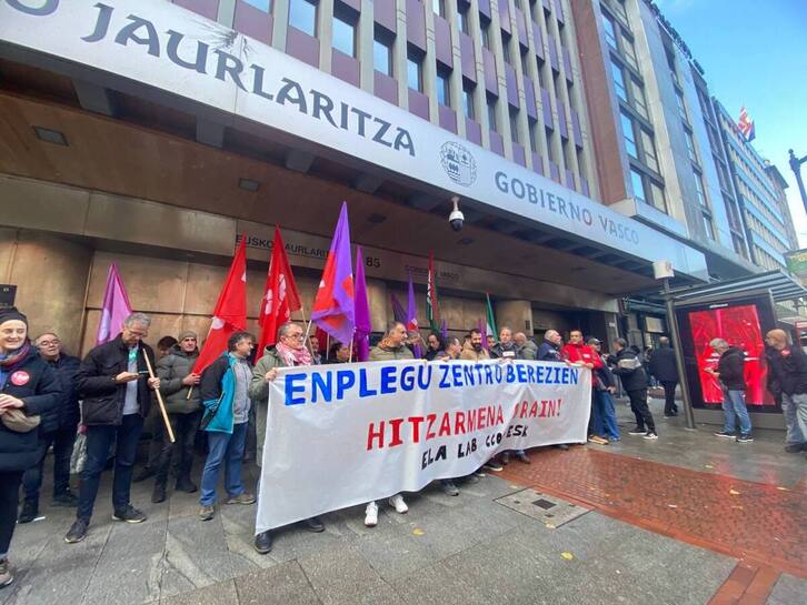 Sindikatuen mobilizazioa Lakuako Gobernuaren Bilboko egoitzaren aurrean.
