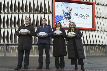 Los representantes institucionales y el CEO de European Rugby posan en el exterior de San Mamés.